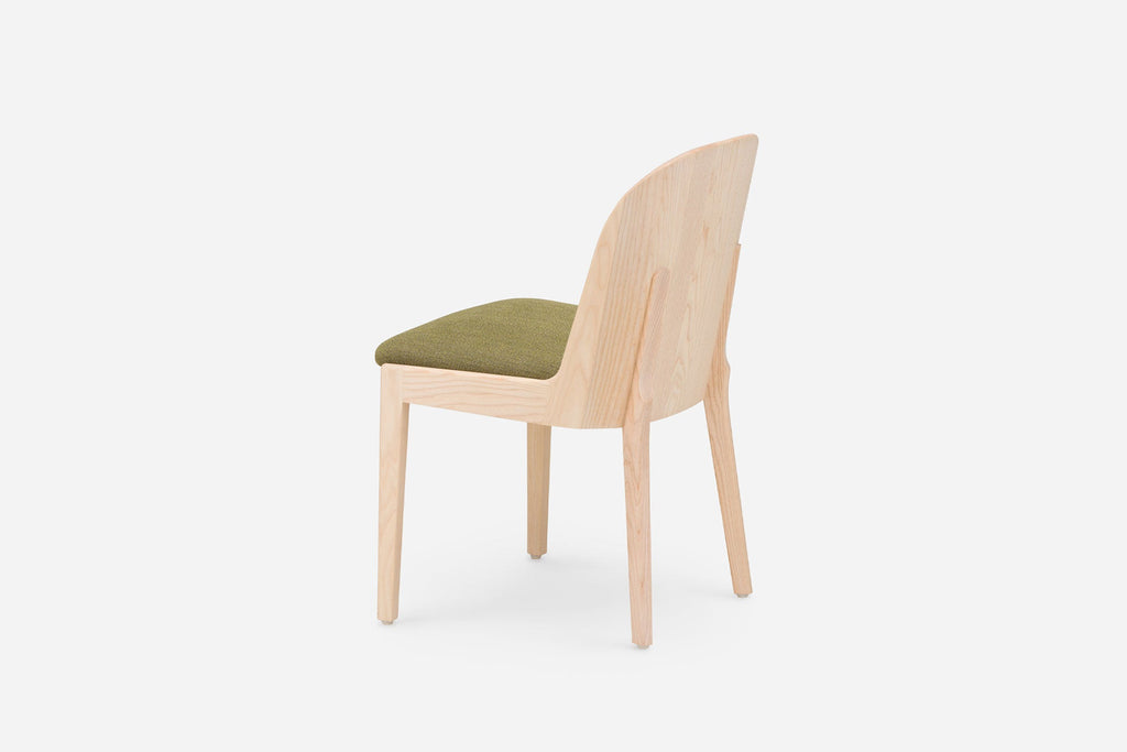 VEINTICINCO SILLAS DE COMEDOR SIN BRAZOS