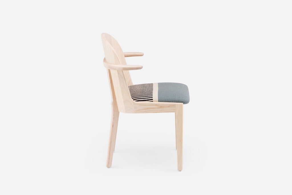 VEINTICINCO SILLONES DE COMEDOR CON TAPICERÍA MANTA GIL